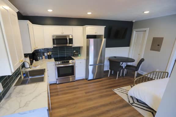 Modern Queen Studio at the Victorian - Unit B - Image 3