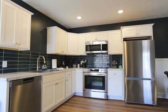 Modern Queen Studio at the Victorian - Unit B - Image 4