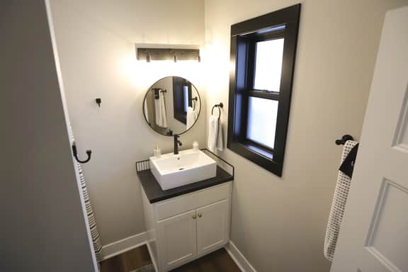 Modern Queen Studio at the Victorian - Unit B - Image 5