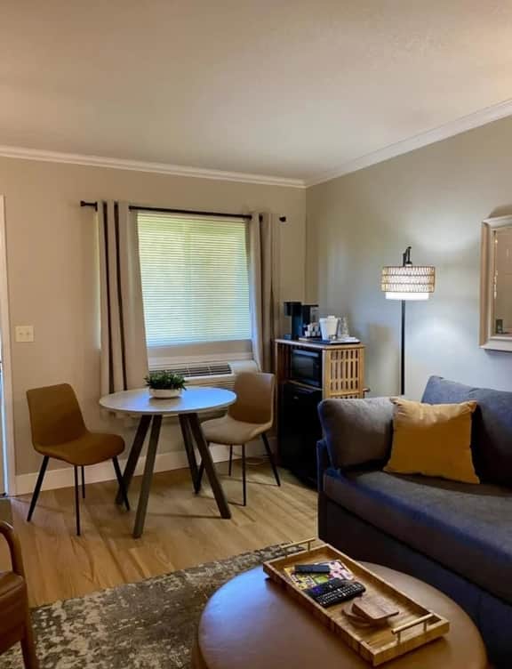 Cozy, Renovated Legends Fountain View - Unit 208 - Image 3