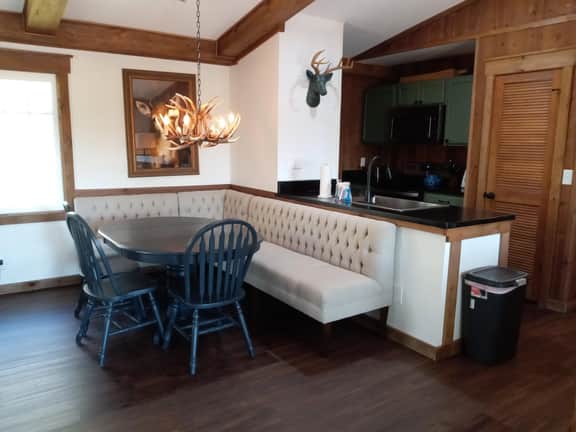 Adorable comfort on 2 acres close to hiking trails - Image 3