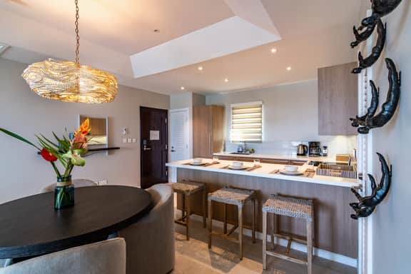 Rose Quartz - 2 Bedroom Luxury Suite with Ocean - Image 5