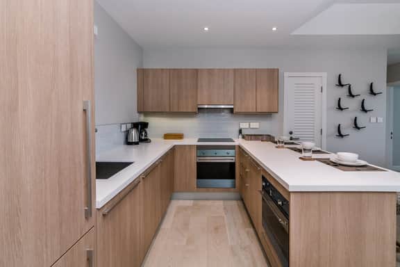 Jade - 2-Bed Luxury Suite with Ocean Views - Image 5