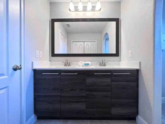 4BR Balmoral Home with Pool & Lake Views - Image 3