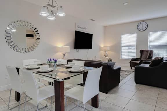 3BR Balmoral Townhome Steps from Amenities - Image 2