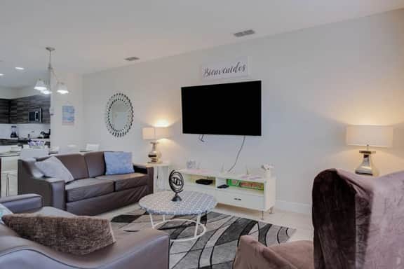 3BR Balmoral Townhome Steps from Amenities - Image 4