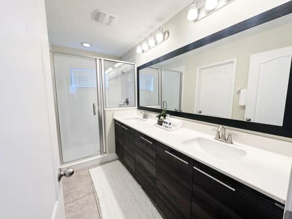 4BR Balmoral Home with Private Pool - Image 4