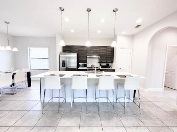 4BR Balmoral Pool Home with Water Views - Image 2