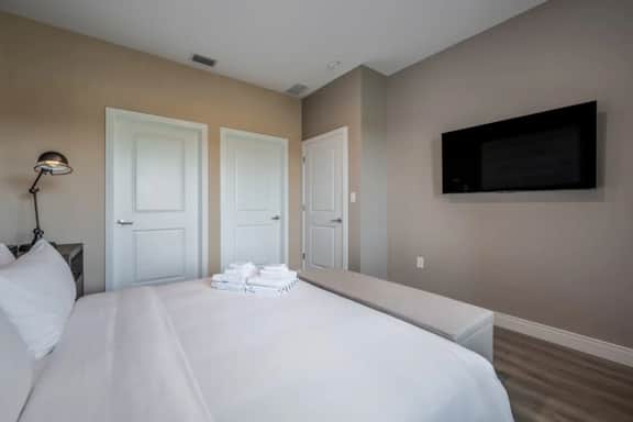 Spacious Family Townhome Near Disney & Attractions - Image 5